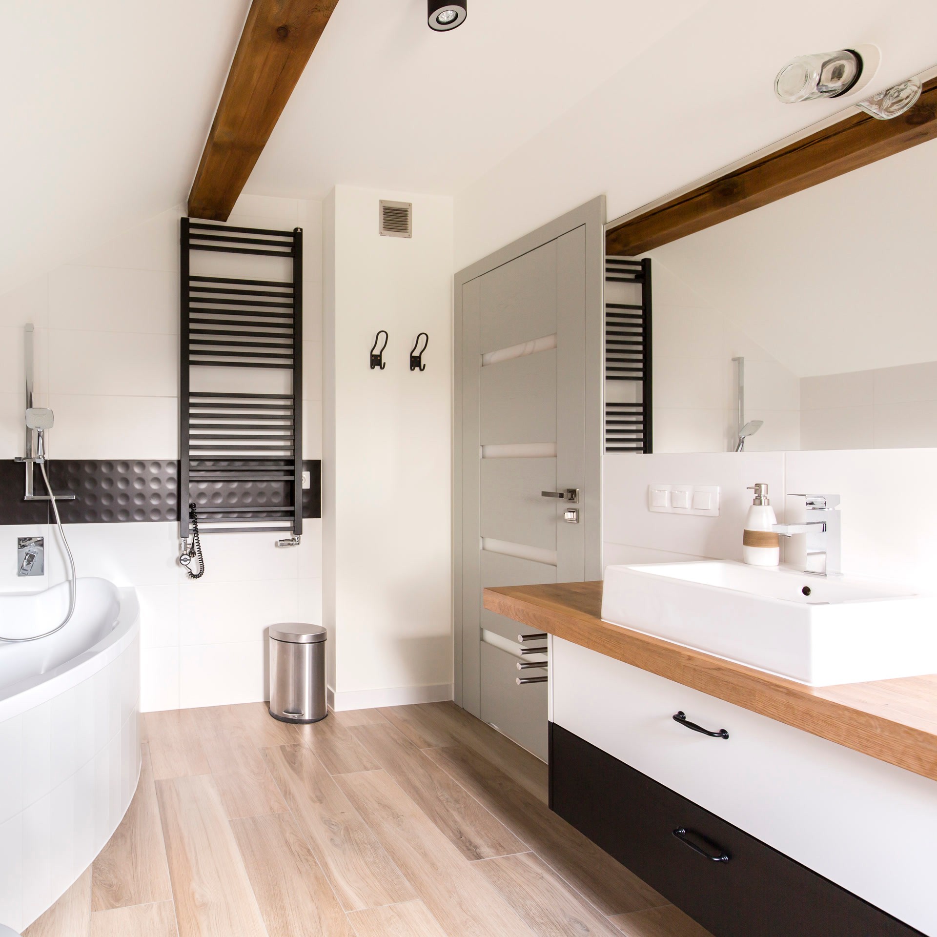 Salle de bain moderne, bois et noir mat